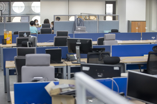 정부가 9일 '트래블 버블(Travel Bubble·여행안전권역)'을 본격 추진하기로 한 9일 오후 서울의 한 여행사에서 직원들이 회의를 하고 있다. 앞으로 휴직 및 재택근무로 인한 빈 자리가 보인다. 연합뉴스